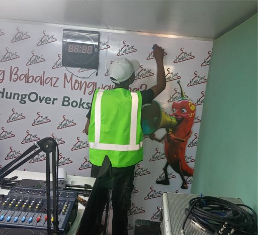 YOUTH APPLYING VINYL