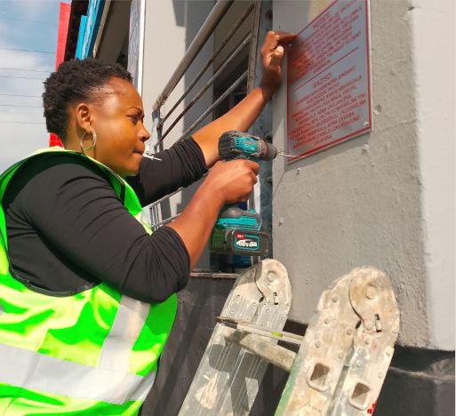 WOMAN INSTALLATION TRAINING